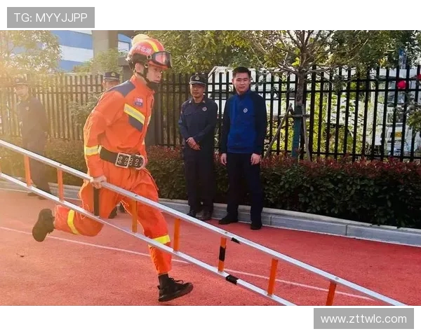 森保一激情指导百余初中生训练现场脱鞋送袜引热烈欢呼